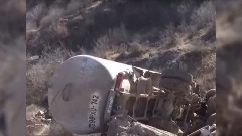 Şuşa yolunda yük maşını aşdı - Ölən var