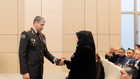 Nazir şəhid polislərin ailə üzvlərinə ali dövlət mükafatları verdi