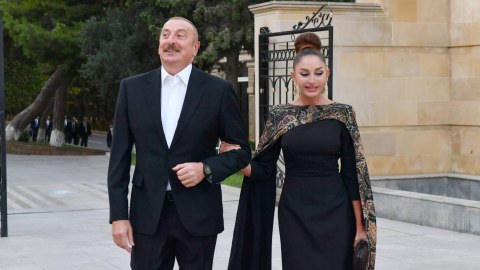 Parlament Prezidentlə birinci xanımı TƏBRİK ETDİ