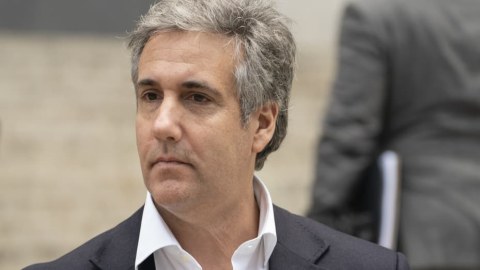 Trampın köməkçisi səhvən məhkəməyə saxta sənəd verdiyini etiraf edib