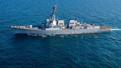 ABŞ gəmisi husilərin iki raketini vurdu