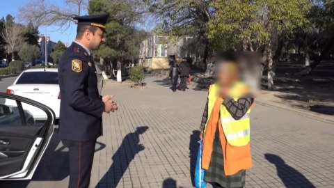 Polis təmizlik işçilərinə işıqqaytaran jiletlər verdi