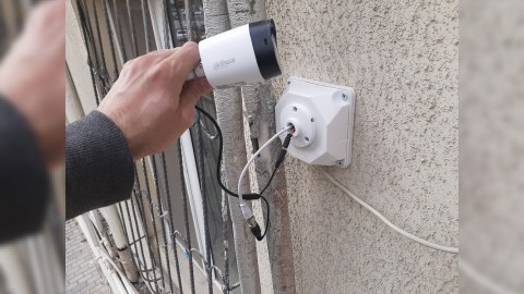 Evində kamera quraşdırmaq istəyən kişi yıxılaraq ÖLDÜ