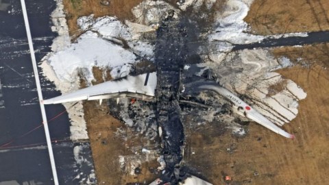 Tokio aeroportunda ölümlə nəticələnən təyyarə qəzası