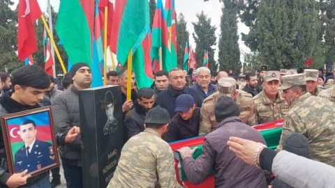 Şəhidin dəfnində ürəkdağlayan anlar: 
