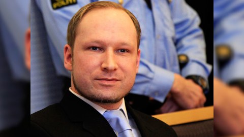 Breyvik Norveç dövlətini məhkəməyə verir