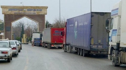 "Qırmızı Körpü"də 180 yük maşını növbə gözləyir - AYNA