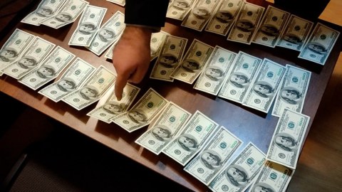 Saxta dollar satan dəstə üzvləri saxlanıldı - VİDEO