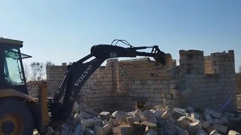 FHN-nin əməkdaşları İmişlidə sənədsiz evi sökdülər - FOTO