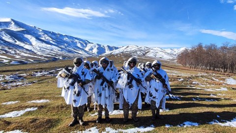 Komando bölmələri şərti düşməni mühasirəyə aldılar - FOTO