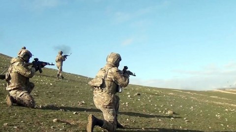Komandolar şərti düşmən müdafiəsini yardılar - VİDEO