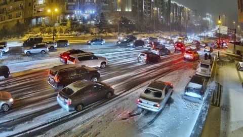 Qar Bakıda tıxaca səbəb oldu - FOTOLAR