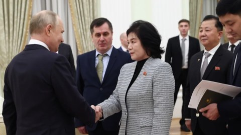 Putin KXDR xarici işlər naziri ilə görüşdü