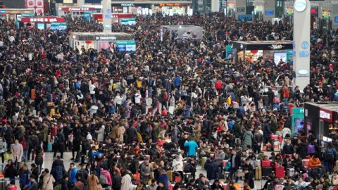 Çində əhalinin sayı 2 milyon nəfər azalıb