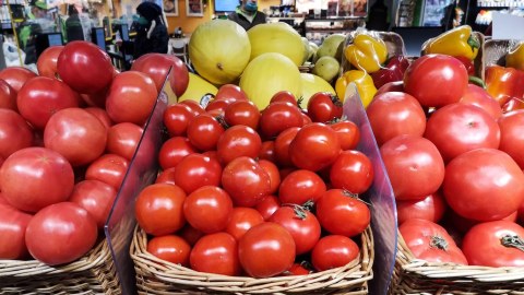 Qışda kəskin uculaşma: Bazarlarda pomidor niyə "su qiyməti"nə satılır?