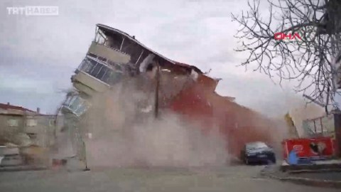 İstanbulda bina çökdü - VİDEO