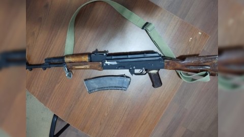 “Kalaşnikov”ları polisə təhvil verdilər 
