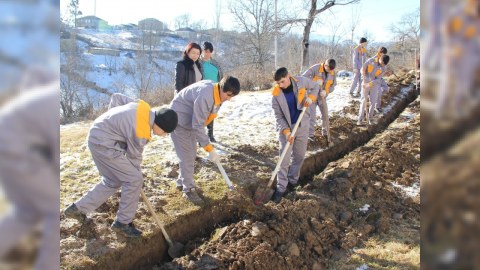 Məktəblilərdən təqdirəlayiq addım - Məşğələ üçün ayrılan pulla bağçaya su çəkdilər