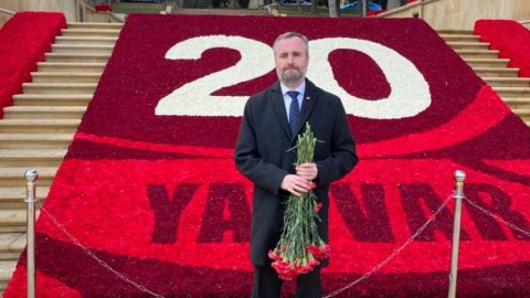 Polşa səfiri Şəhidlər xiyabanını ziyarət edib