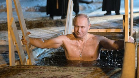 Putin buzlu su çuxuruna girdi - dini ayini icra etdi