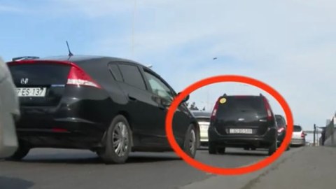 Maşın bir neçə gün yolun hərəkət hissəsində qaldı - VİDEO