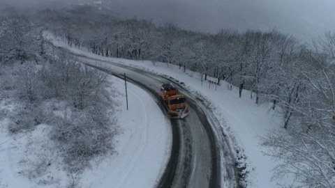 Zəfər yolu qardan təmizlənir