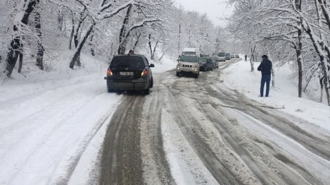 Şamaxı - İsmayıllı yolu buz bağlayıb