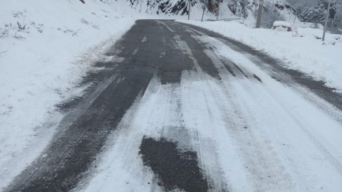 Bakı-Şamaxı-Yevlax yoluna qum-duz səpilir