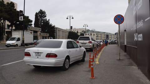 İş yerlərinin önündə avtomobili pulsuz parklamaq olar? - VİDEO