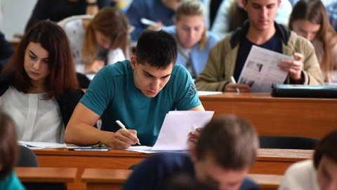 Qəbulu gecikdirilən layihə: Ali təhsil haqqında qanun niyə qəbul edilmir?