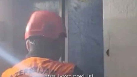 Liftdə köməksiz qalanlar belə xilas edildi - VİDEO