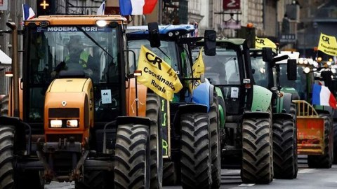 Fransız fermerlər Parisin yollarını bloklayacaqlar