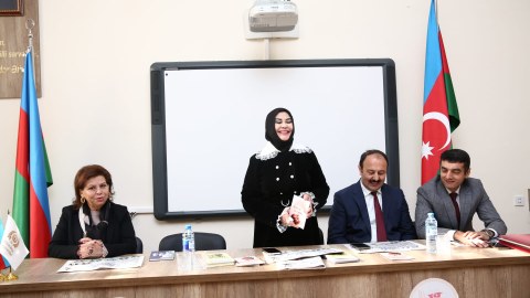 Özbəkistanın tanınmış şairi Xasiyyət Rüstəm Bakıda - FOTO