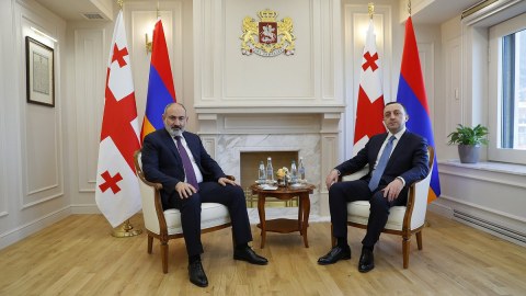 Paşinyan Qaribaşvili ilə görüşdü