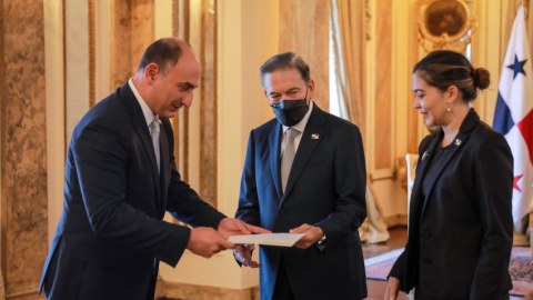 Səfirimiz etimadnaməsini prezidentə təqdim etdi 