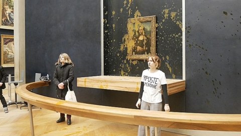 "Mona Liza"nın üzərinə şorba tökdülər