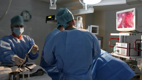 Həkimlərin yeni biznesi: Pul üçün pasiyentlərin mədəsini kəsirlər