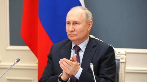 Putin RƏSMƏN NAMİZƏDDİR