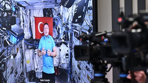 Kosmik stansiyada hamımız birlikdə yemək yeyirik - Türk astronavt