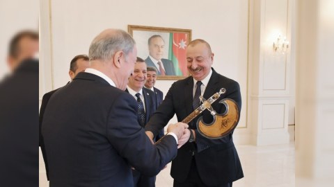 Hulusi Akarın İlham Əliyevə bağışladığı silah - Təbərzinin üzərinə nə YAZILIB...