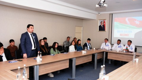 İlk dəfə səs verəcək seçicilərlə görüş - FOTO