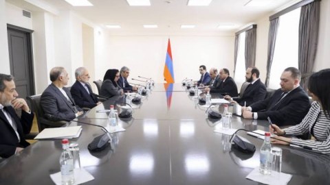 Mirzoyan Xameneinin müşaviri ilə görüşdü