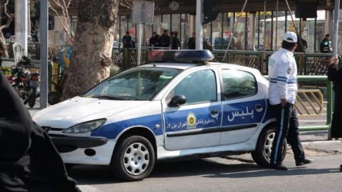 İranda 2 polis öldürüldü, 4-ü yaralandı