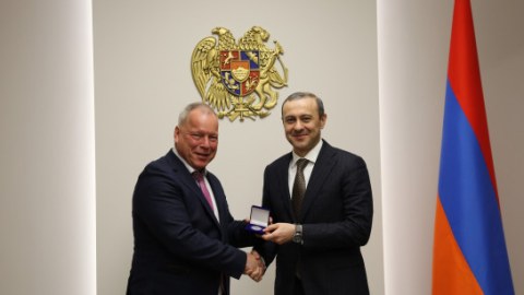 Qriqoryan Aİ-nin müşahidə missiyasının rəhbərilə regionu müzakirə etdi