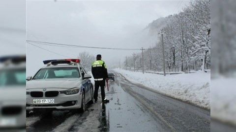 Polis qarın yollarda yaratdığı çətinliklərlə bağlı məlumat yaydı
