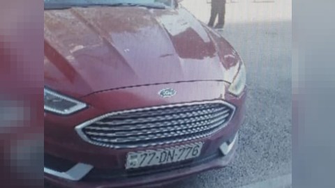 Maşını qanunsuz saxladı, onu cərimələyən polisə 