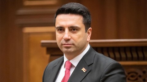 Simonyan Ermənistan gerbində “smaylikə oxşayan şiri” şərh etsin - İcma