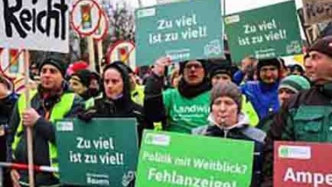 Berlində 150 mindən çox insan küçəyə çıxdı