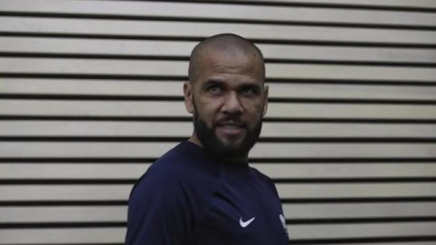 Dani Alveş məhkəmə qarşısına çıxır