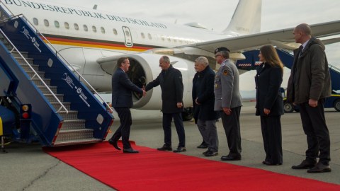Almaniyanın müdafiə naziri Kosovaya getdi